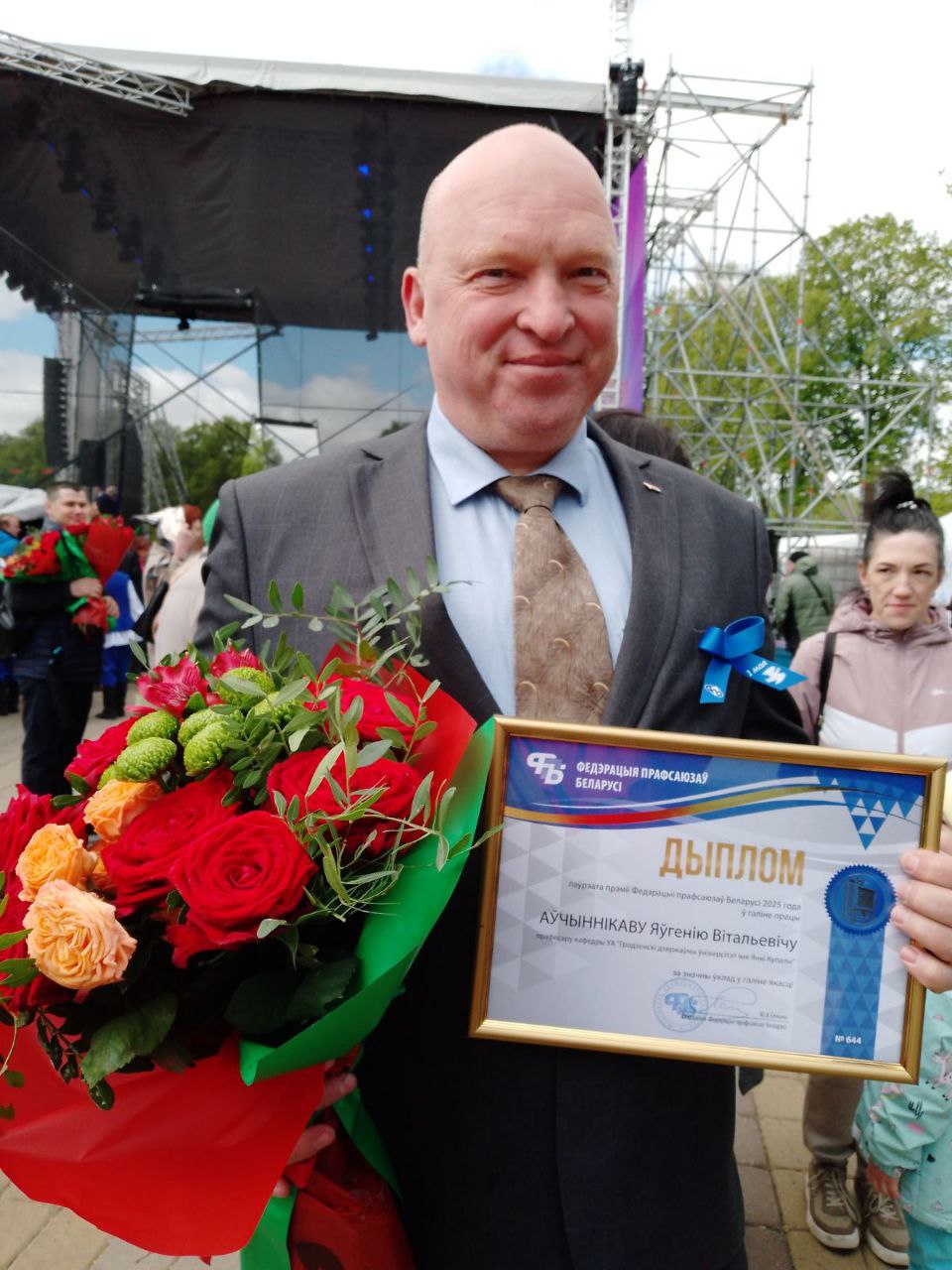 photo 5233565350262600072 y