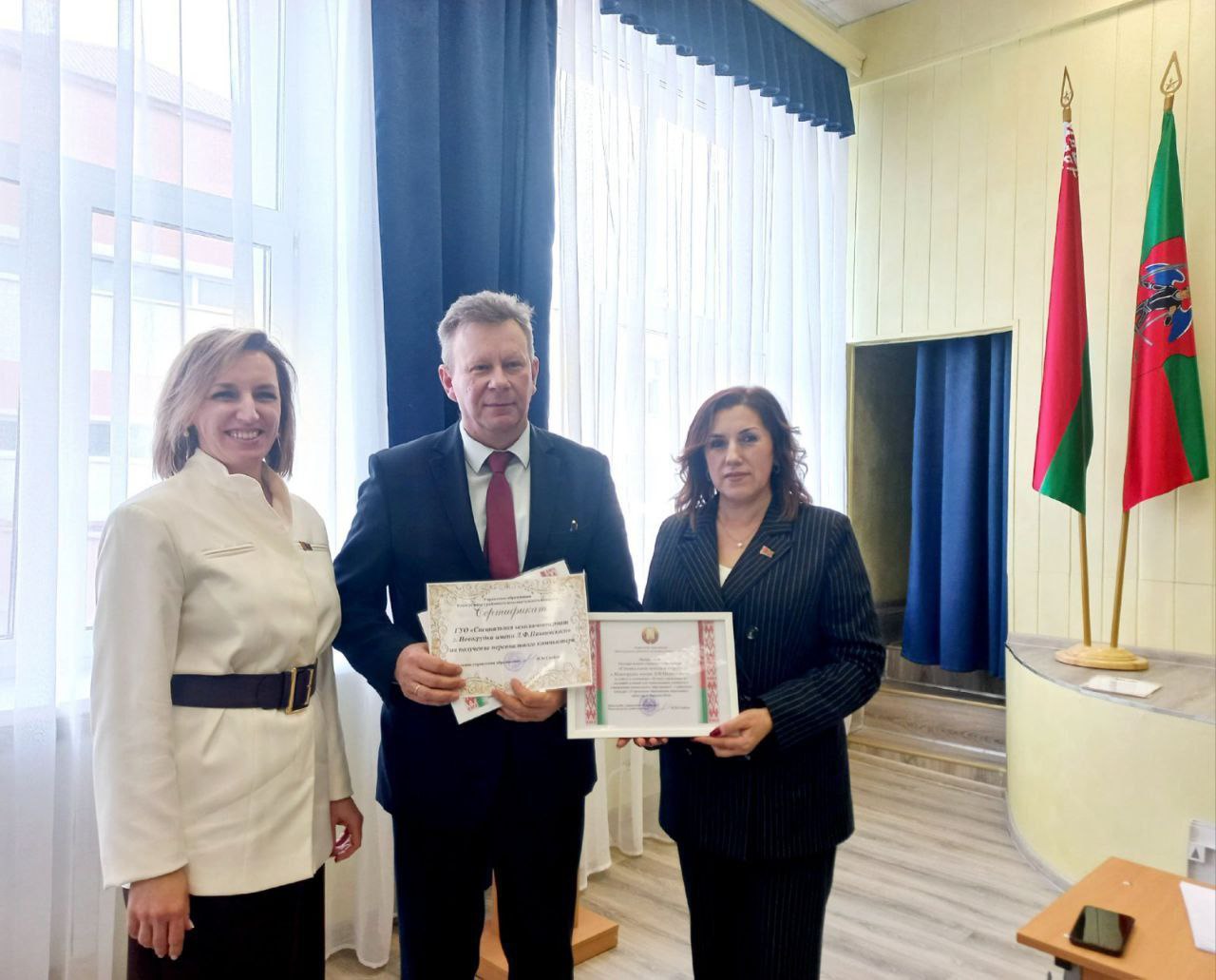 photo 5352903494778088112 y